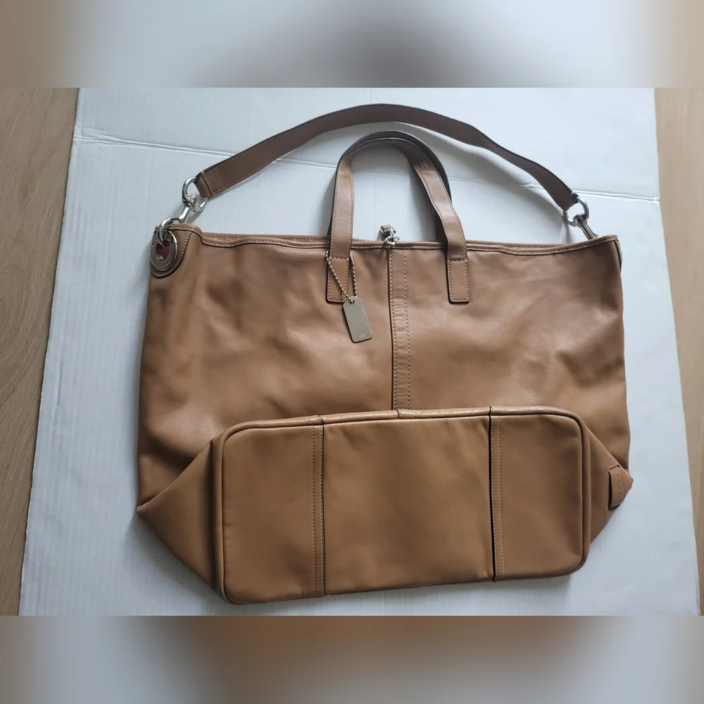 Coach Hadley Duffle Bag . - Picture 13 of 16